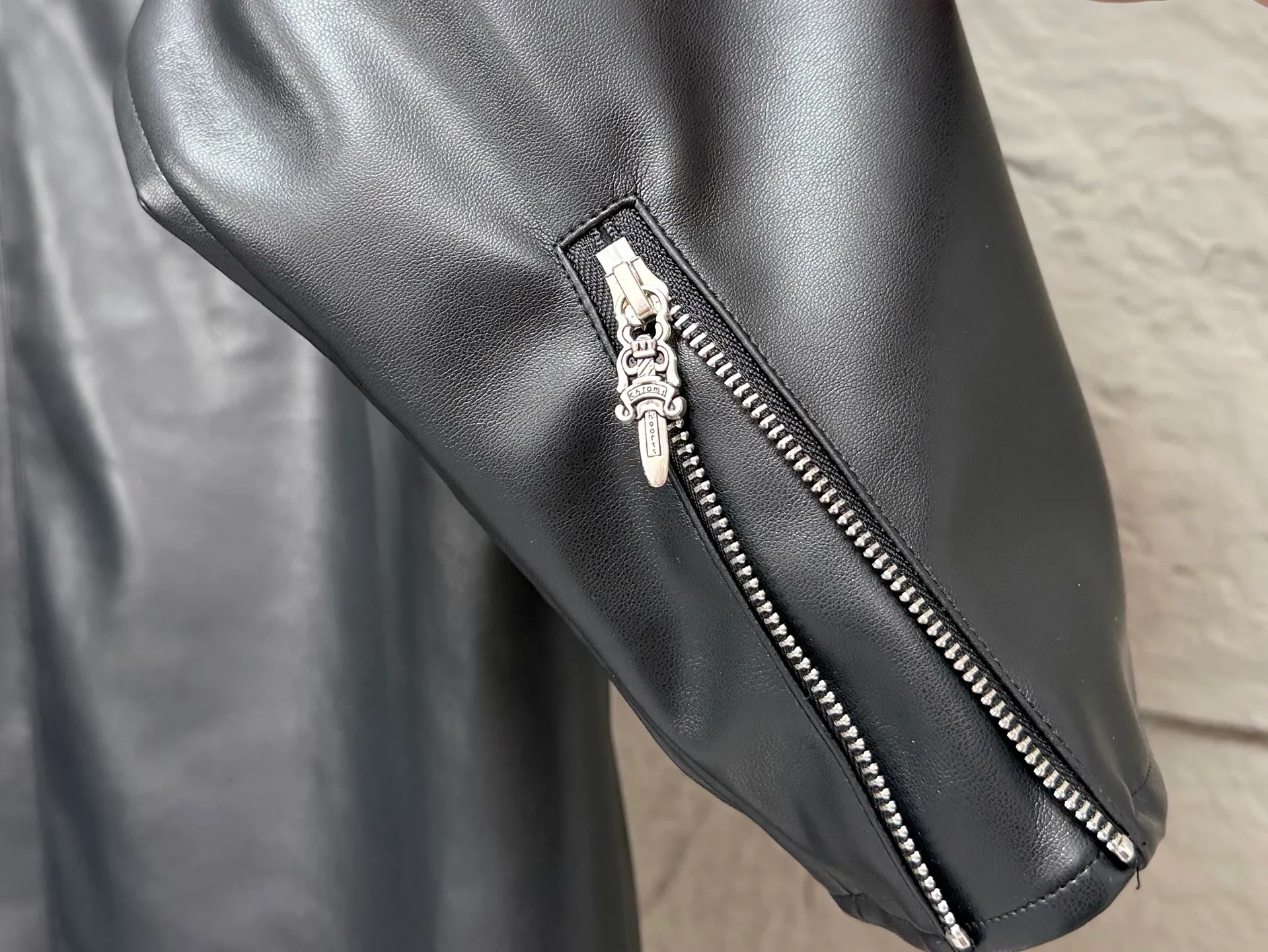 CH/Cro Heart Sword Stand Collar Leather Jacket ●"Original purchase and development, 1:1Quality" ●Arm sword embroidery, large dark pattern floral base + sword metal accessories, complex embroidery positions, strict stitch density control, and three-dimensional outline without blurring ●The sword hardware is independently molded, and the carving details and old metal texture are all restored in place. The stand-up collar has precise curvature. The main placket zipper, collar flower-shaped snap buttons, and cuff zippers are all customized hardware, and the detailed textures are aligned one by one. ●The split stitching in the middle of the back is neat, the metal nameplate at the bottom of the hem is independently molded, and the installation points are strictly based on the original version. ●Size: S M L XL
